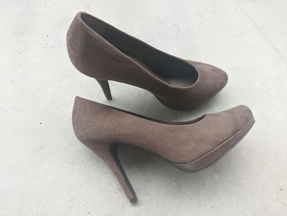 Buty na obcasie Deichmann beżowe 39