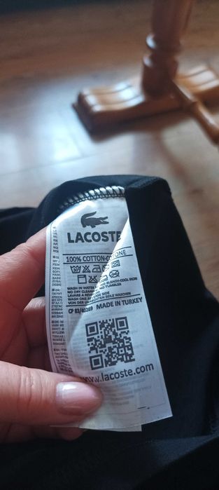 Koszulka damska czarna  z zielonym dodatkiem Lacoste.