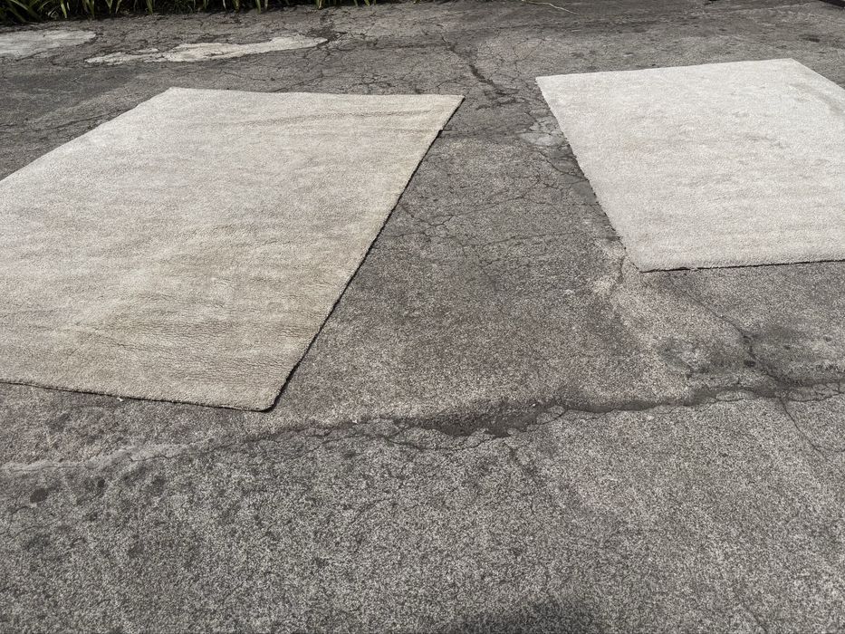 2 carpetes bege.