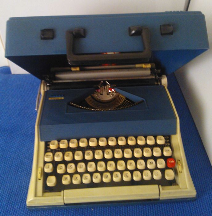 Maquina de escrever Messa modelo 2000 S, a funcionar, bom estado geral