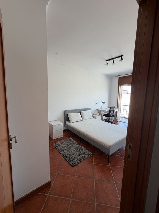 Quarto duplo para arrendar em Gandra
