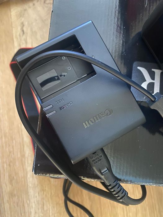 CANON EOS R100 + RF-S 18-45mm + Cartão SD 128GB (COMO NOVA)