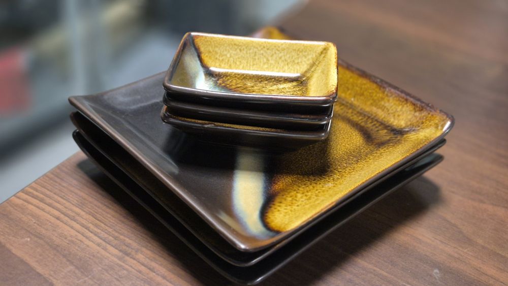 Zestaw trzech elementów – talerzyk do sushi,  na sosy i pałeczki