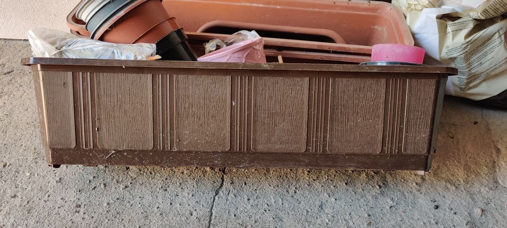 Sprzedam doniczki plastikowe 2szt długość 60cm.