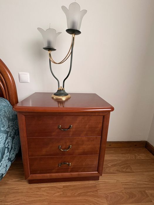 Quarto de Casal Completo em Cerejeira (Cama + Cómoda c/ Espelho + 2 Mesas Cabeceira) + Colchão
