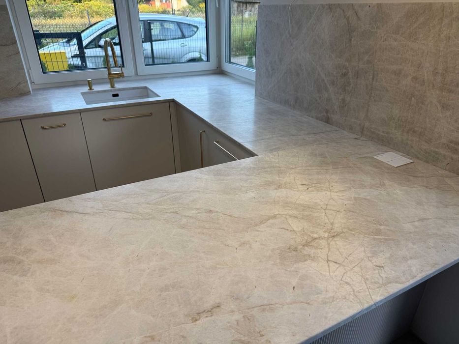 Blaty kamienne, kwarc naturalny, konglomerat, granit, spiek kwarcowy.