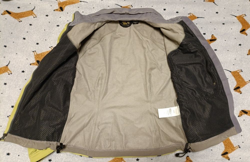 Водонепроникна гірська куртка (softshell),  розмір s