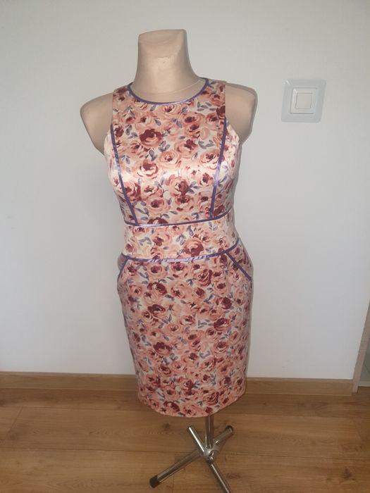 Sukienka midi ołówkowa w kwiaty pastelowa róze M