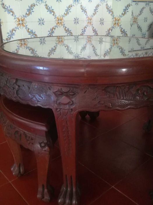 Mesa de sala com 4 bancos madeira trabalhada