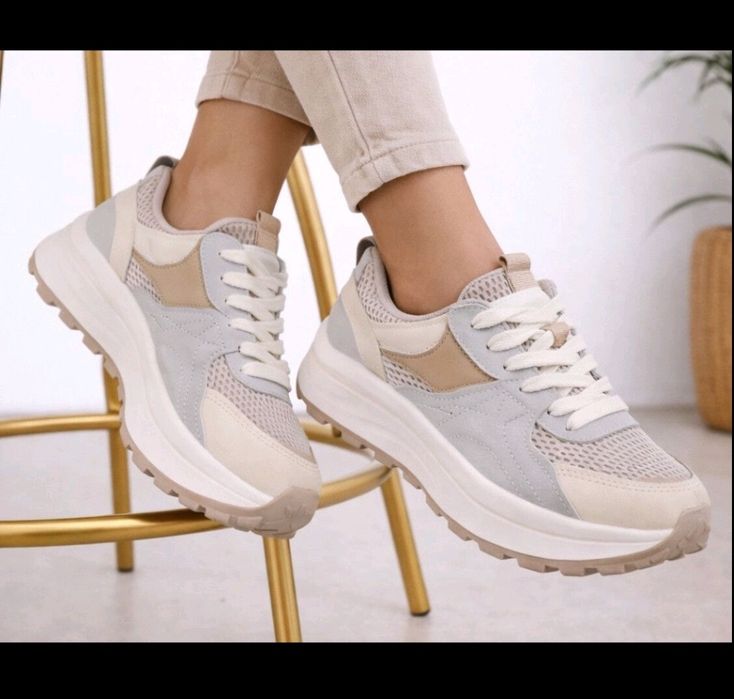 Жіночі кросівки нові