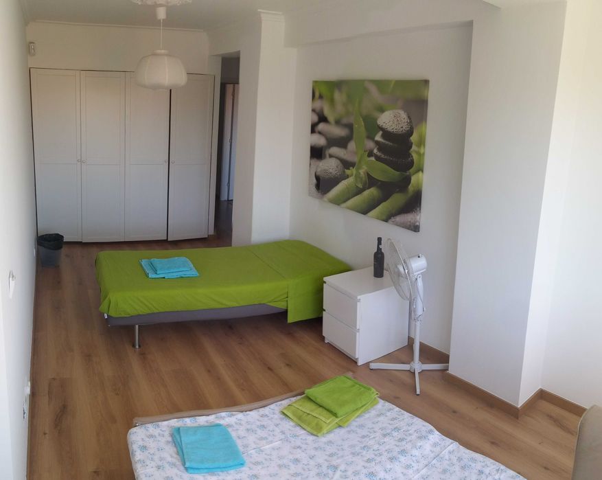 Mobília de Quarto / Studio (Sofá Cama, Roupeiro 2 Portas, Sommier c/ Colchão, Mesa + Cadeira)