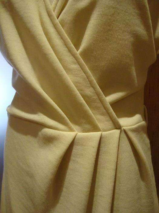 Vestido branco com efeito tipo trespasse no peito