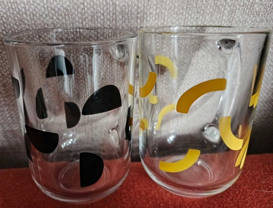 Kubek z hartowanego szkła z uchem.