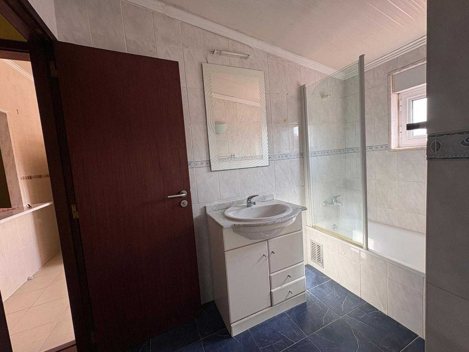 Apartamento T1 com excelente luz natural junto às Olaias
