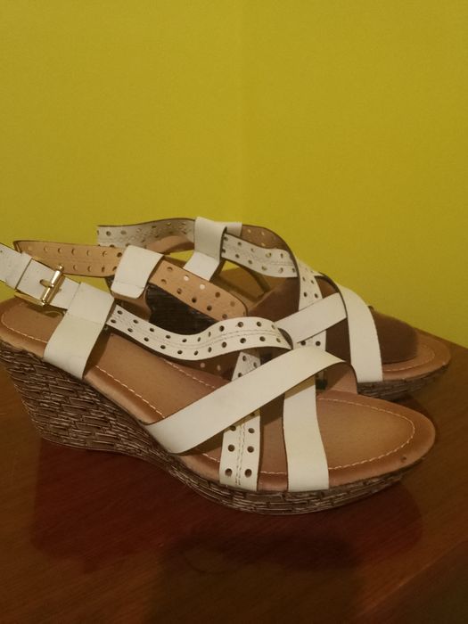 Босоніжки білі  на платформі