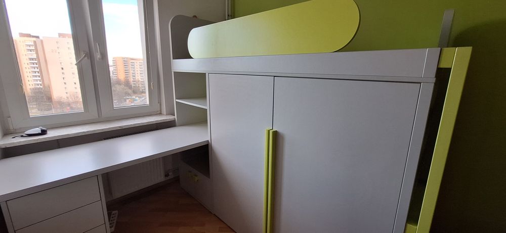 Łóżko piętrowe z garderobą i biurkiem