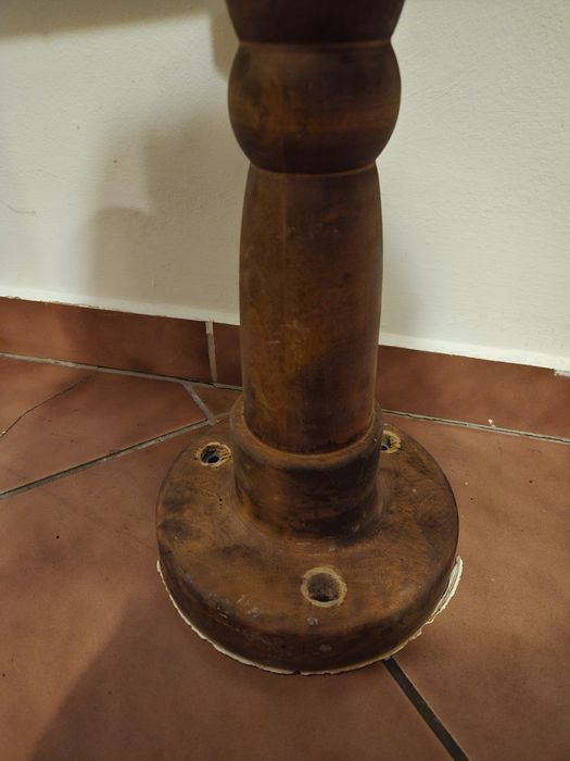 Cztery używane drewniane tralki.