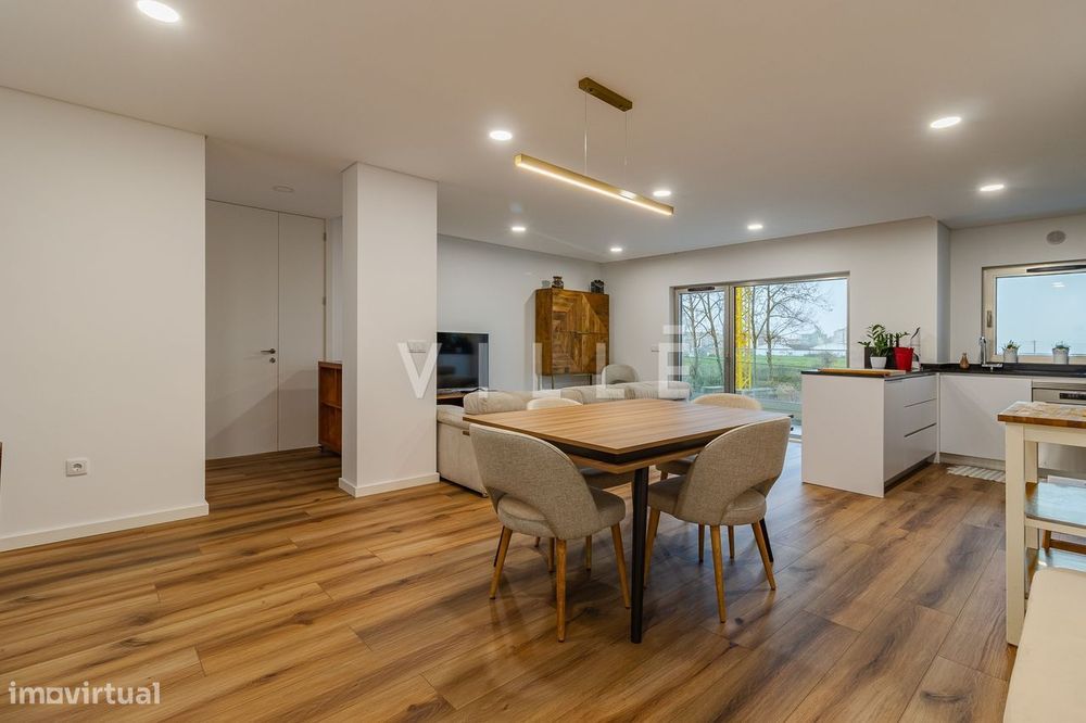 Apartamento T3 Semi-Novo Com Garagem