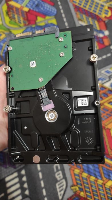 жесткий диск Seagate SkyHawk емкостью 1 ТБ, предназначенный специально для систем видеонаблюдения.