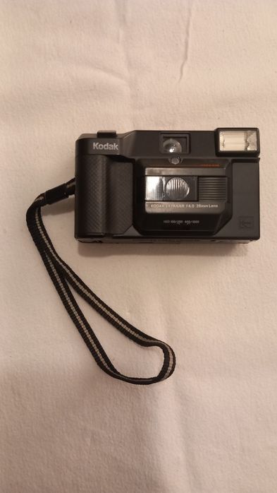 Câmara fotográfica analógica compacta Kodak VR35 K14, também conhecida como "Medalist", produzida no Japão por volta de 1986.