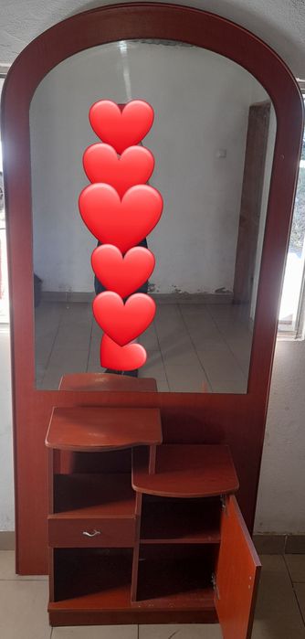 Aparador com espelho grande