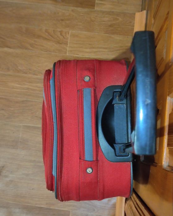 Валіза містка Roncato червона велика 35*20*54 см з ручкою та відділами