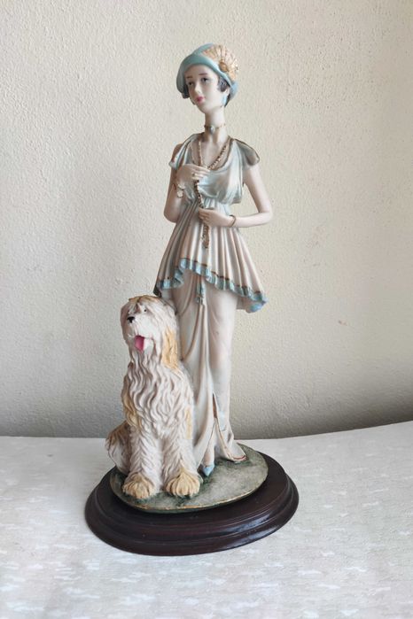 Estatueta em marfinite de Dama com o seu cão