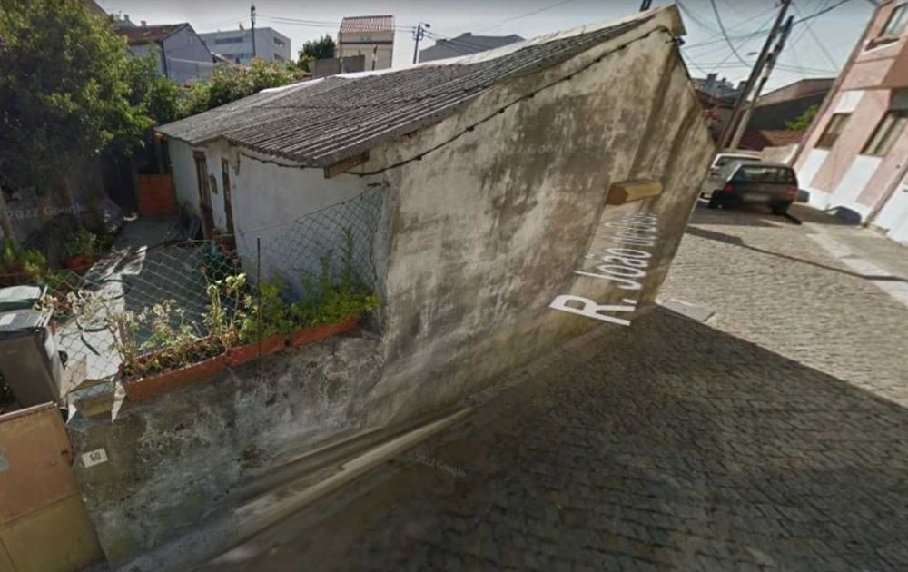 Oportunidade! Moradia e terreno  para renovar