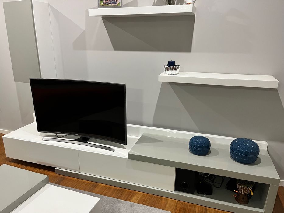 Móvel televisão com mesa de apoio