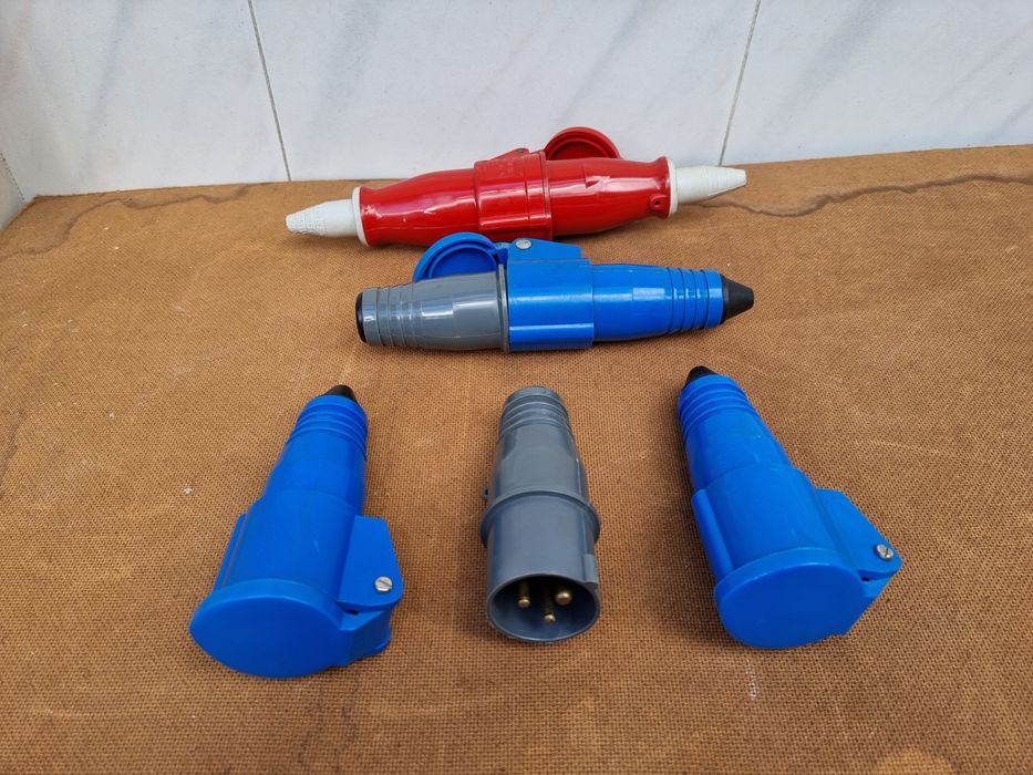 Diversas tomadas monofasicas e trifásias