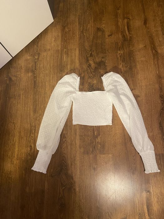 Biala bluzka z odkrytmi ramionami Bershka S