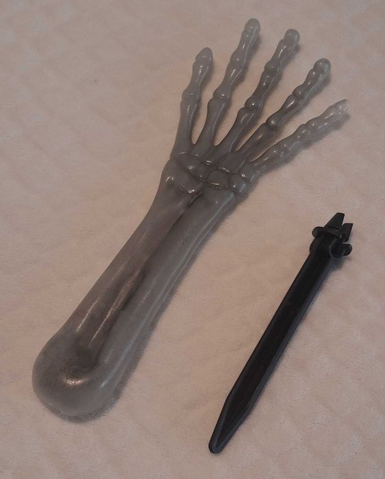 Ręka, dłoń szkieleta, wystająca z ziemi (Zabawka, dekoracja, Halloween