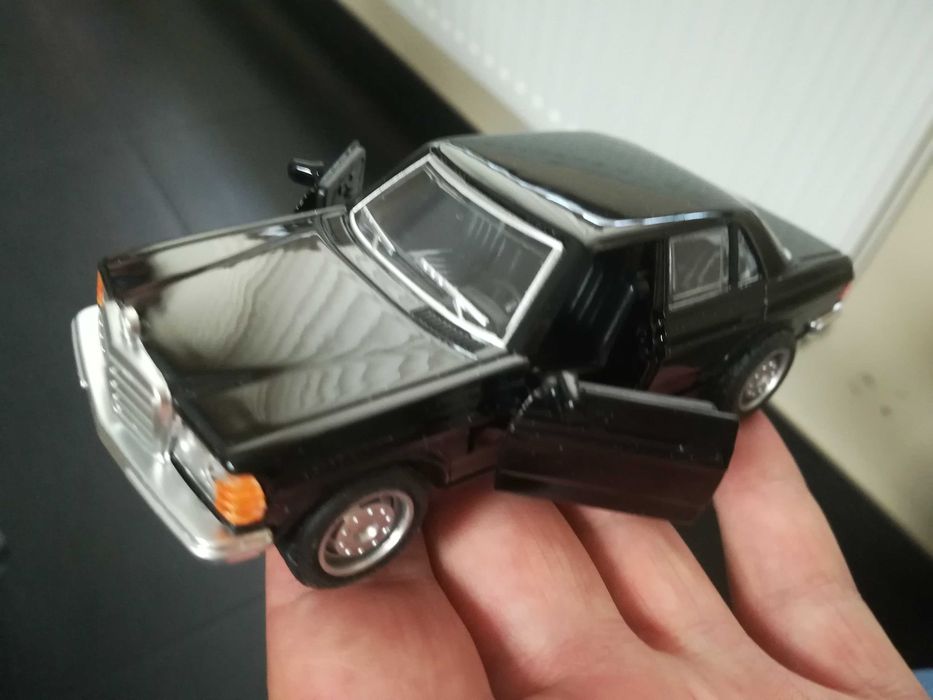 Model nowy Mercedes-Benz 300D (1981r) 1:36