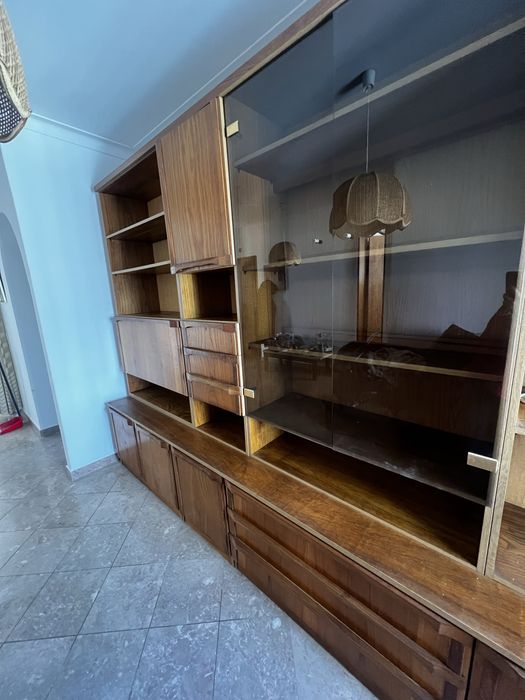 Móvel de sala grande em madeira maciça com vitrine