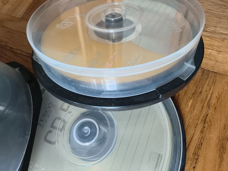 Nowe płyty CD i DVD w opakowaniu