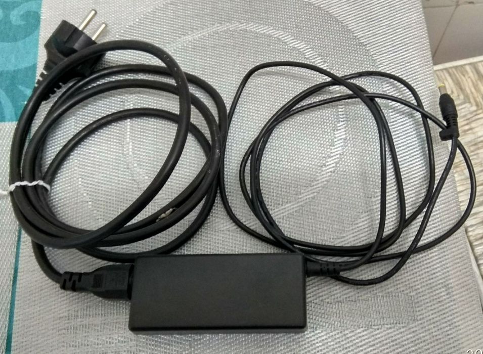 Vendo portátil para peças + carregador