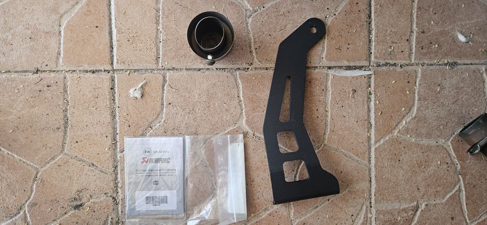 Escape Akrapovick e Sliders R&G Yamaha R7 MT07 Tracer 700