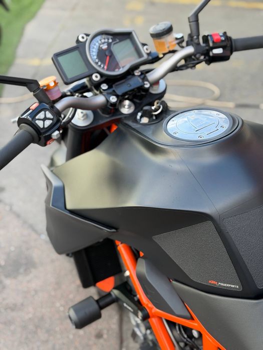 Мотоцикл KTM 1290 Super Duke R 2016 рік