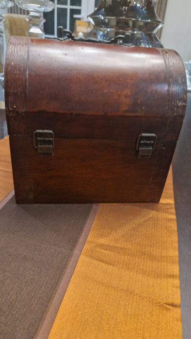 Baú de madeira decorativo.