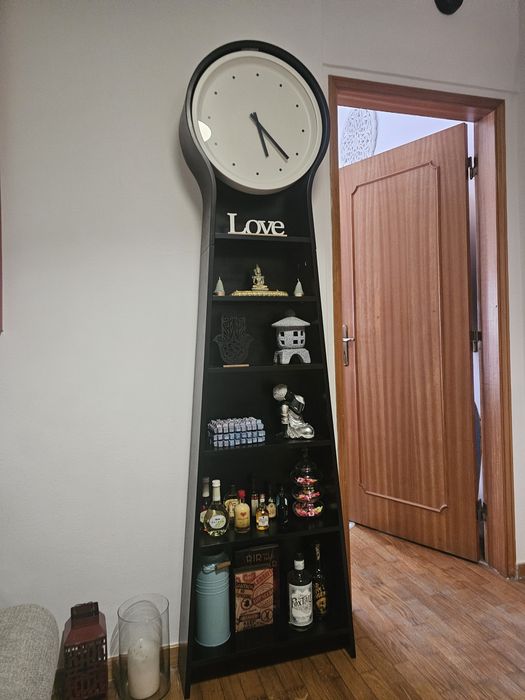 Estante ikea com relógio como nova