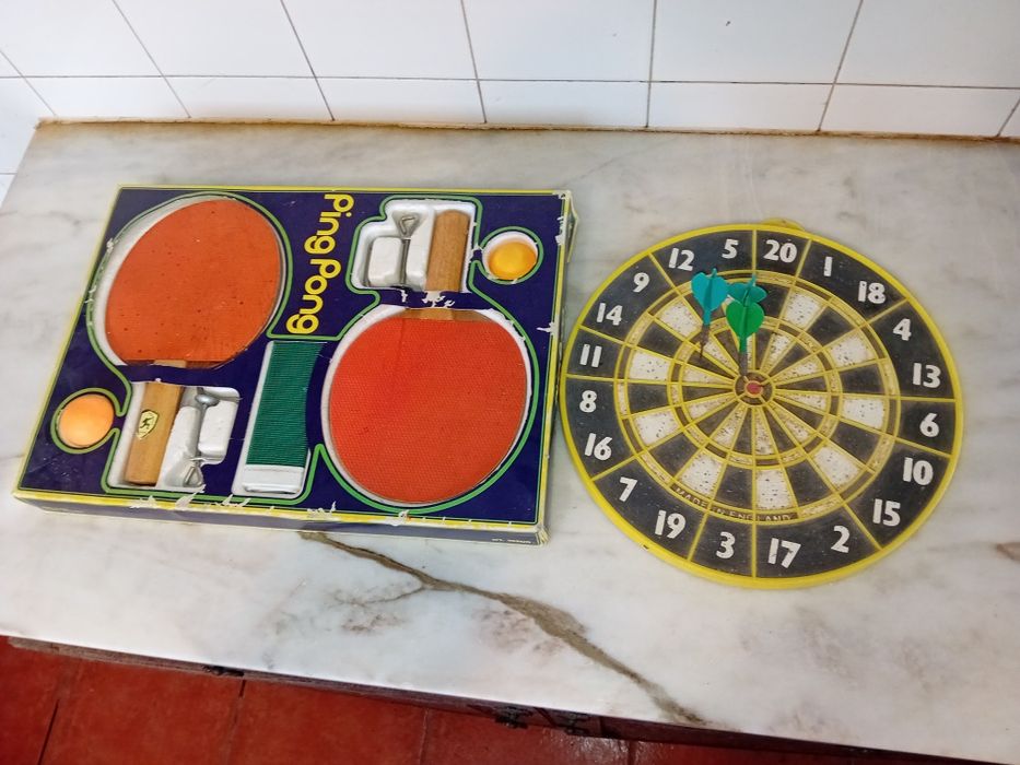 Conjunto de Jogo de Ping-Pong e Alvo de Setas Vintage