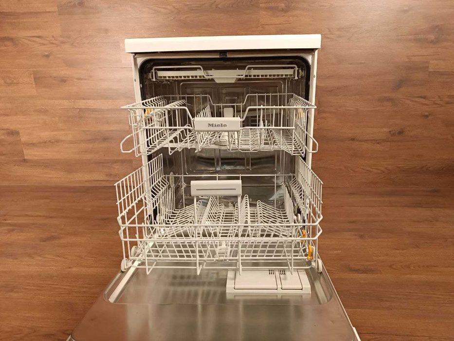 Посудомийна машина 
Miele G 4910 SC 60см окремостояча