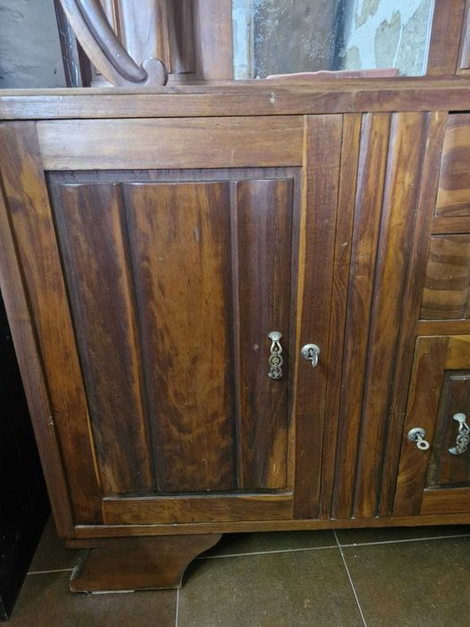 Cristaleira antiga para restauro