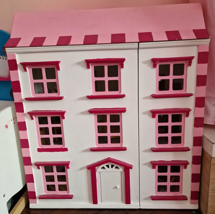 Casinha de bonecas em madeira