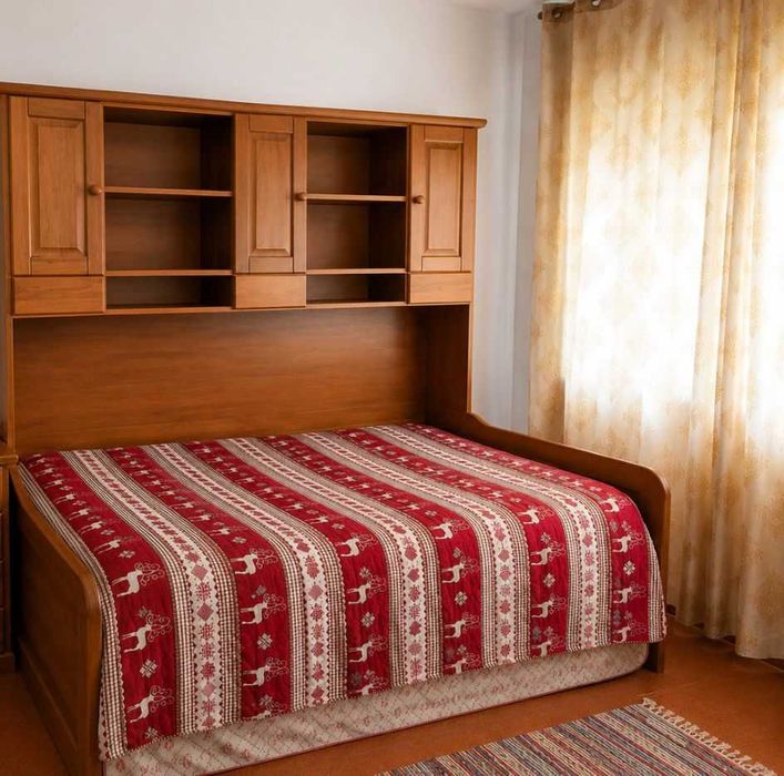 Cama individual em madeira com arrumação