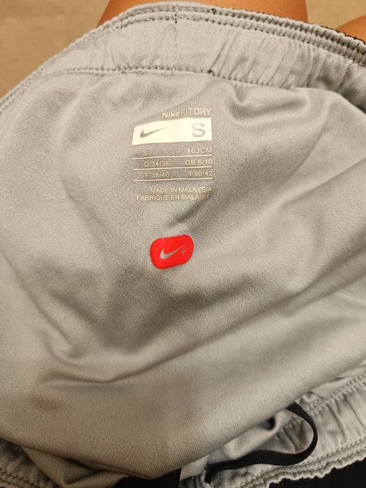 жіночі спортивні шорти найк