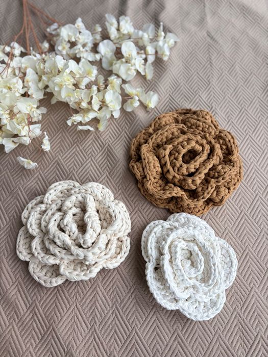 Vendo Flores em crochet, lindos apontamentos de decoração.