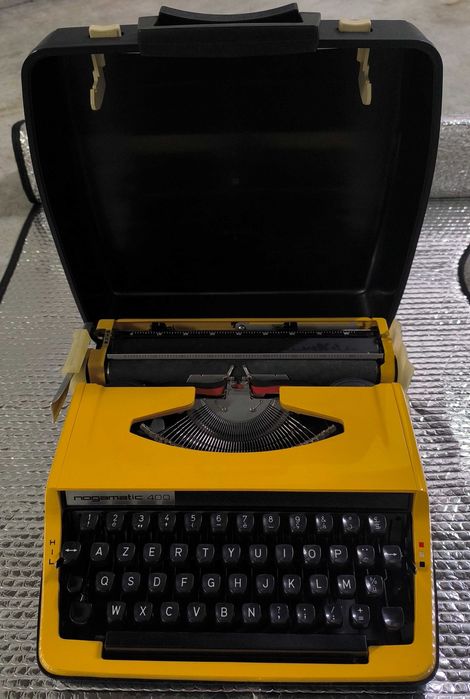 Vendo máquina de escrever nova com mala