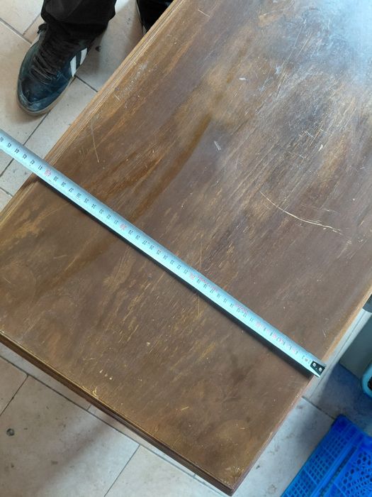 Mesinha antiga pequena de madeira com pequenas marcas de uso 25€