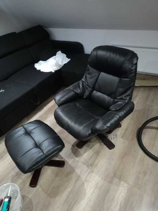 Fotel z pufą bardzo wygodny